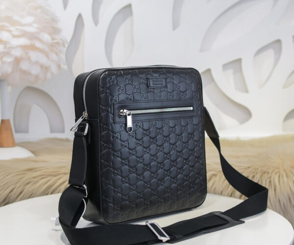 Túi đeo chéo Gucci siêu cấp nam hoạ tiết dập logo dáng vuông