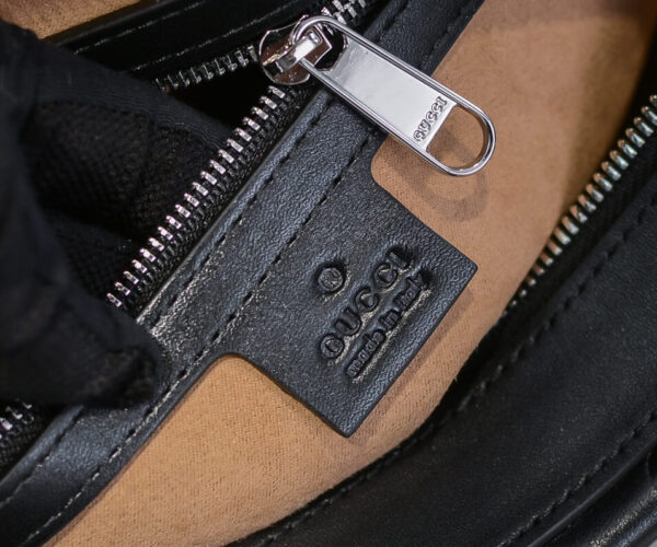Túi đeo chéo Gucci siêu cấp nam hoạ tiết dập logo dáng vuông