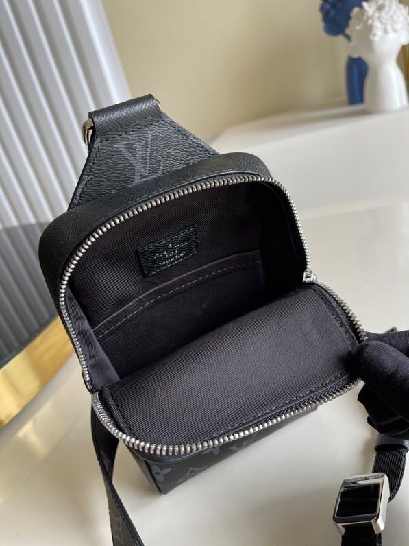 Túi đeo chéo Louis Vuitton hoạ tiết hoa đen bao tử TDCLV24