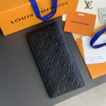 Ví gập Louis Vuitton Brazza da nhăn hoa chìm Monogram màu đen Like Auth