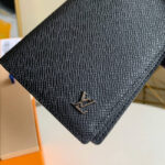 Ví gập Louis Vuitton logo nổi da taiga màu đen Like Auth