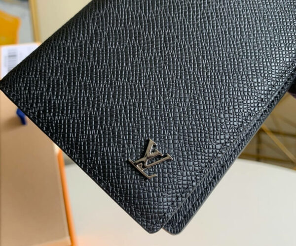 Ví gập Louis Vuitton logo nổi da taiga màu đen Like Auth
