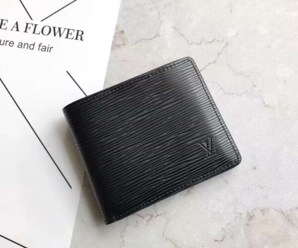 Màu đen tạo nên vẻ đẳng cấp và quý phái cho ví ngắn Louis Vuitton