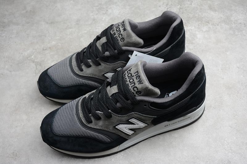 Giày New Balance made in USA có sự gia công tỉ mỉ ở từng đường chỉ