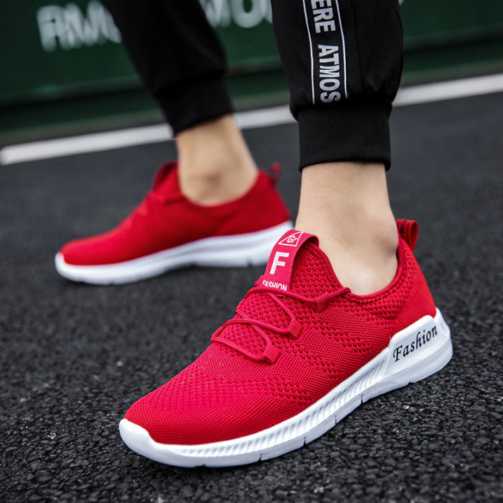 Đôi giày được làm từ chất liệu vải lưới