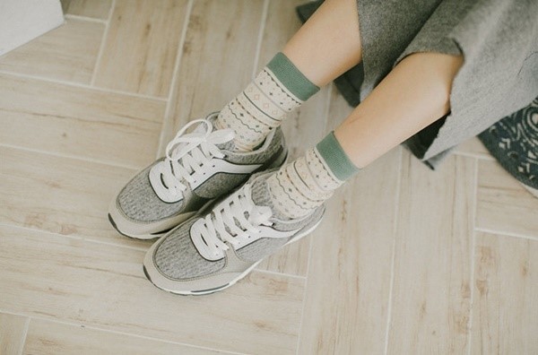 Mang thêm tất/vớ là cách xử lý giày rộng đơn giản nhất