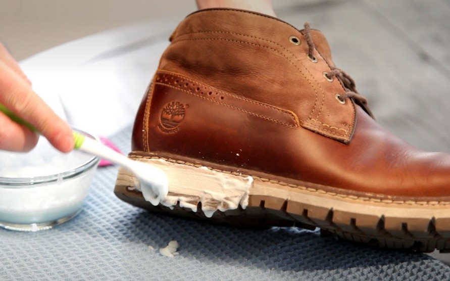 Bọt trắng trong dung dịch có thể loại bỏ các vết bẩn cứng đầu