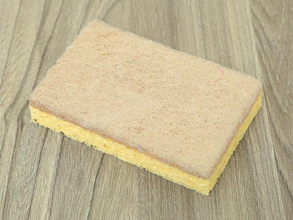 Làm sạch giày da lộn bằng miếng cọ nồi