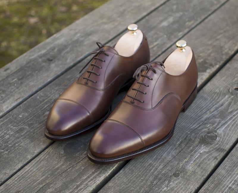 Phần dây buộc của giày được may ở bên dưới của mũi giày Phần dây buộc của giày được may ở bên dưới của mũi giày 