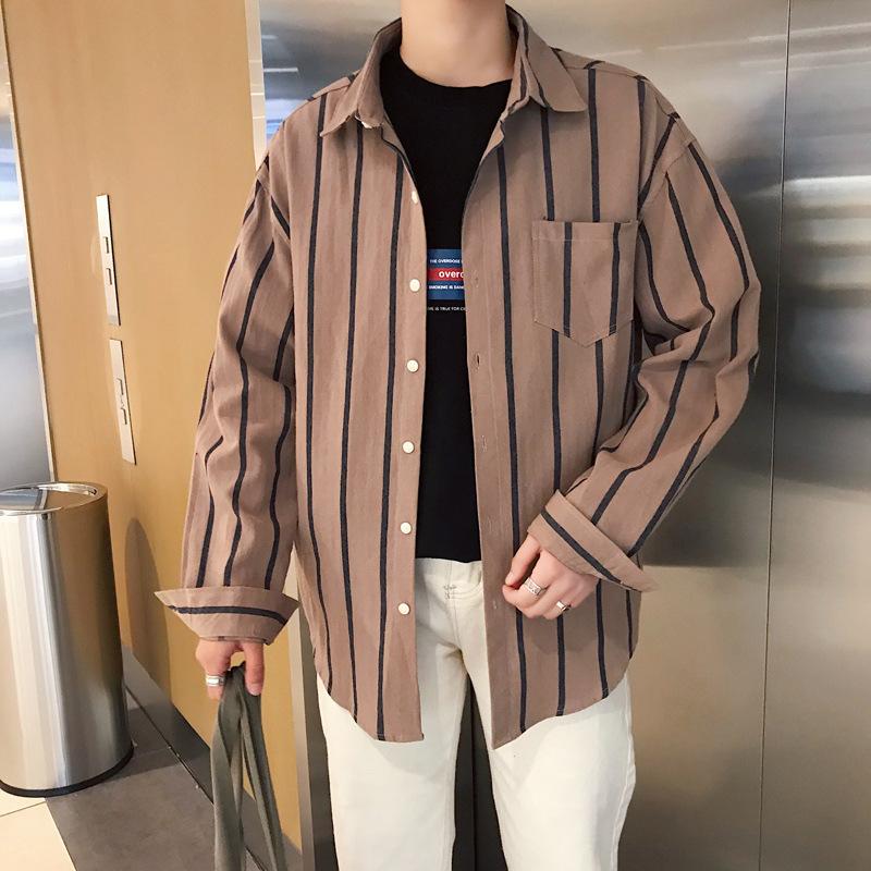 Họa tiết sọc dọc đơn giản kết hợp cùng quần kaki sáng màu