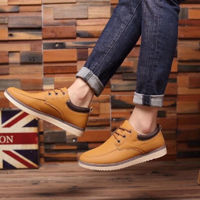 Giày Bucks ngoài phong cách lịch lãm có thể phối với quần jeans để trông năng động hơn.