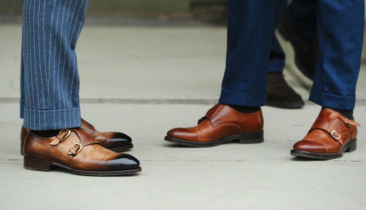 Giày Monk Strap có thể đóng mở khóa hoặc vài khuy