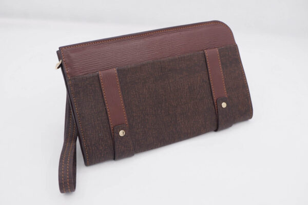 Túi cầm tay nam đang thu hút giới trẻ hiện nay