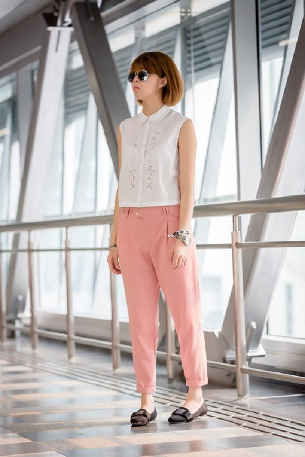 Giày búp bê phối với quần baggy chất liệu bằng vải