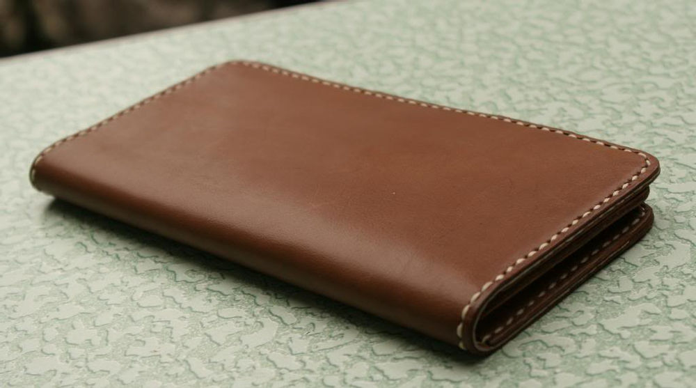 Hình dáng một chiếc ví được cắt may vô cùng tỉ mỉ