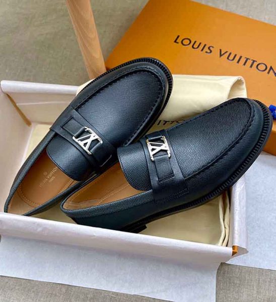 Giày lười Louis Vuitton like au đế cao da taiga khóa nhỏ màu đen GLLV136
