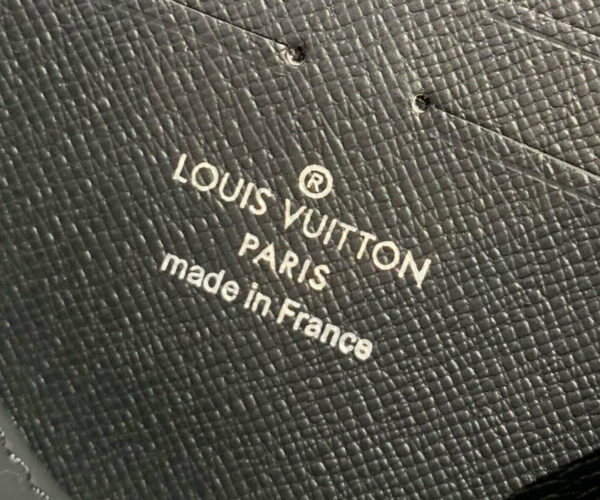 Clutch Louis Vuitton tam giác da epi phối caro kẻ xanh Like Auth