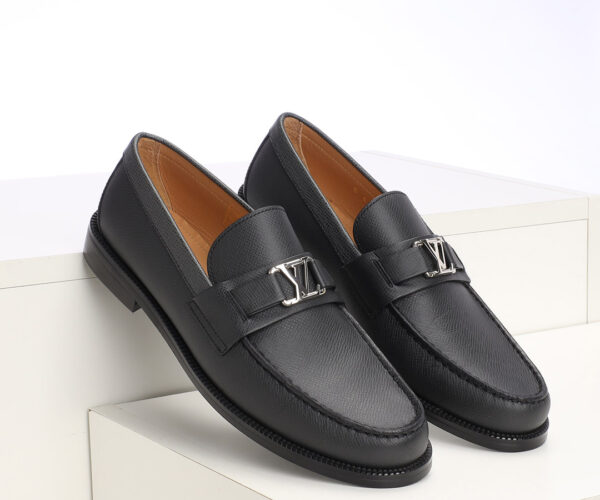 Giày lười Louis Vuitton đế cao da taiga khóa nhỏ màu đen Like Auth