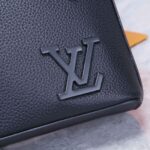 Túi xách nam Louis Vuitton da nhăn khóa logo đen siêu cấp