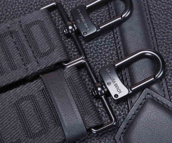 Túi xách nam Louis Vuitton da nhăn khóa logo đen siêu cấp