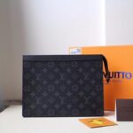 Clutch Louis Vuitton tam giác cầm tay họa tiết hoa đen Like Auth