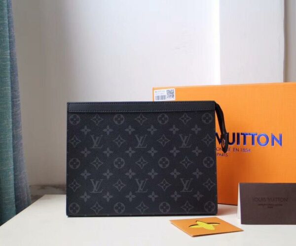 Clutch Louis Vuitton tam giác cầm tay họa tiết hoa đen Like Auth