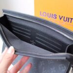 Clutch Louis Vuitton tam giác cầm tay họa tiết hoa đen Like Auth