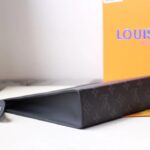 Clutch Louis Vuitton tam giác cầm tay họa tiết hoa đen Like Auth