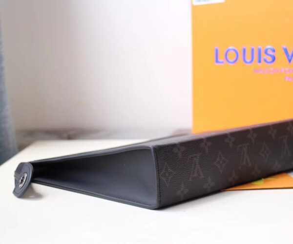 Clutch Louis Vuitton tam giác cầm tay họa tiết hoa đen Like Auth