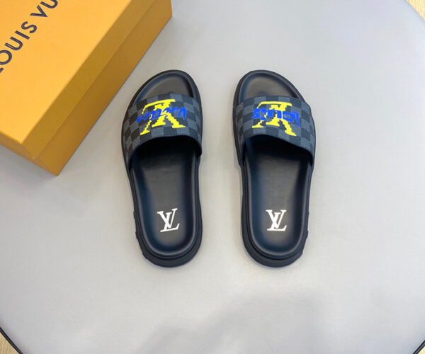 Dép Louis Vuitton siêu cấp nam họa tiết caro phối logo vàng DLV40