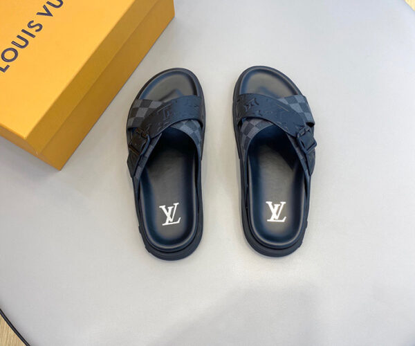 Dép quai chéo Louis Vuitton siêu cấp họa tiết caro phối logo dập màu đen DLV42