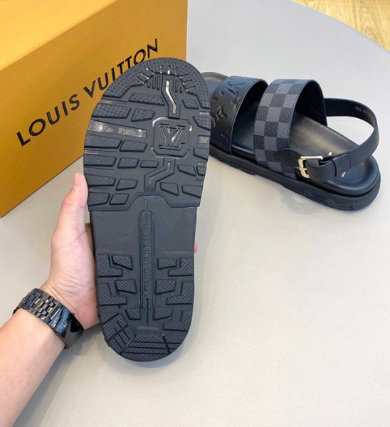 Dép sandal Louis Vuitton siêu cấp họa tiết caro phối logo chìm màu đen DLV44