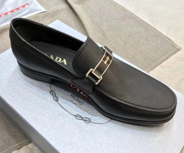 Giày lười Prada like au họa tiết thanh ngang màu đen GLP43
