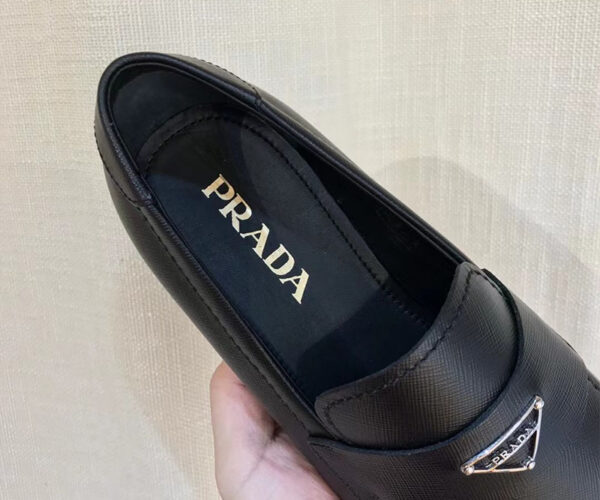 Giày lười Prada like au logo tam giác màu đen da taiga GLP45