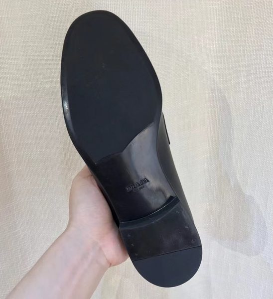 Giày lười Prada like au logo tam giác màu đen da taiga GLP45