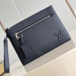 Clutch nam Louis Vuitton khoá logo đen da nhăn Like Auth