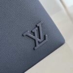 Clutch nam Louis Vuitton khoá logo đen da nhăn Like Auth