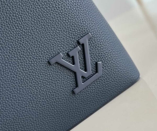 Clutch nam Louis Vuitton khoá logo đen da nhăn Like Auth