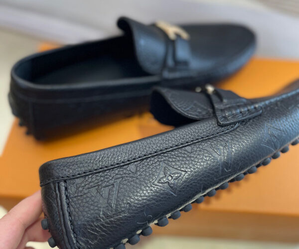 Giày lười Louis Vuitton like au da nhăn hoa chìm khóa logo nhỏ GLLV147