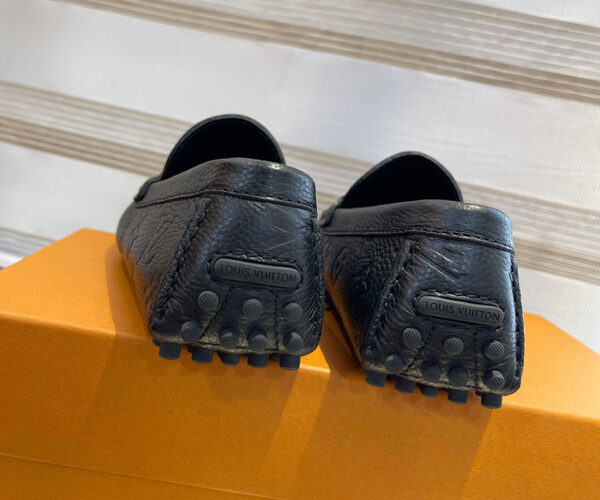 Giày lười Louis Vuitton like au da nhăn hoa chìm khóa logo nhỏ GLLV147
