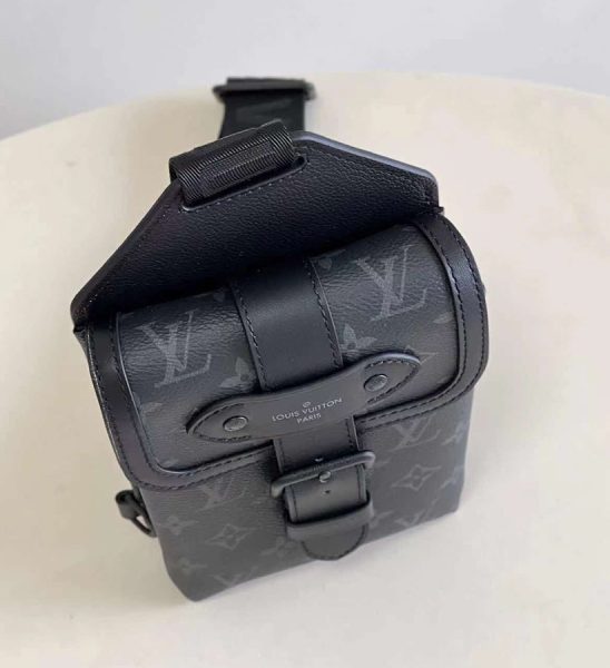 Túi đeo chéo Louis Vuitton like au Saumur Slingbag hoa đen TDCLV34
