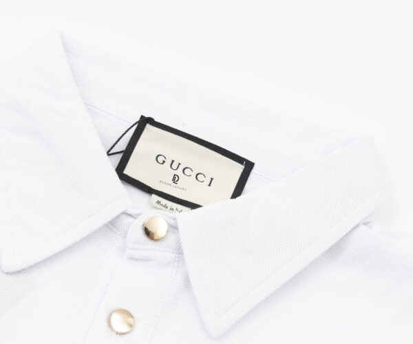 Áo Polo Gucci trắng họa tiết tai thỏ màu xanh