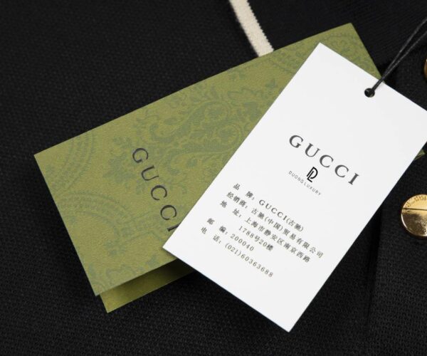 Áo Polo nam Gucci màu đen họa tiết tag đỏ