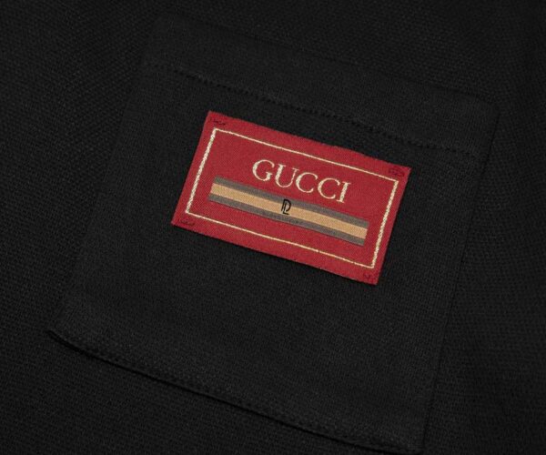 Áo Polo nam Gucci màu đen họa tiết tag đỏ