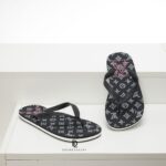 Dép Louis Vuitton Rubber Flip Flops logo hoa trắng