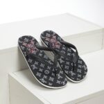 Dép Louis Vuitton Rubber Flip Flops logo hoa trắng