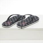 Dép Louis Vuitton Rubber Flip Flops logo hoa trắng