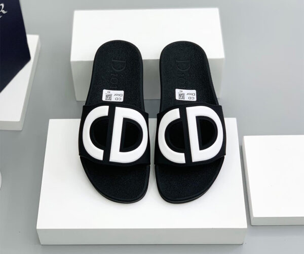 Dép Dior quai ngang họa tiết logo chữ màu trắng