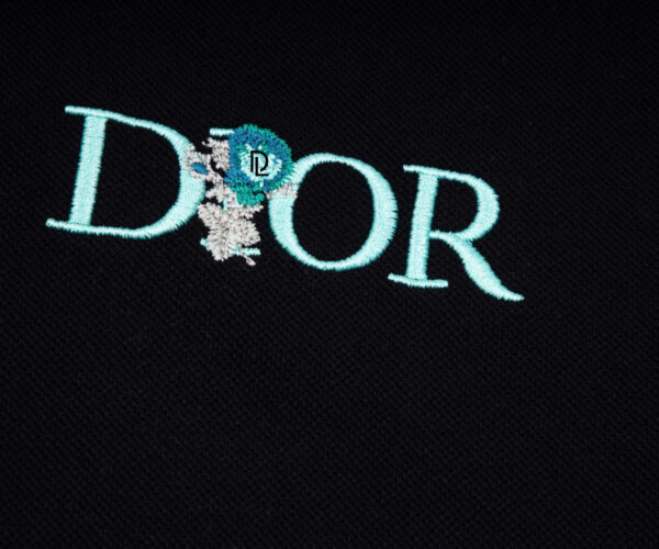 Áo Polo nam Dior màu đen hoạ tiết hoa hồng xanh