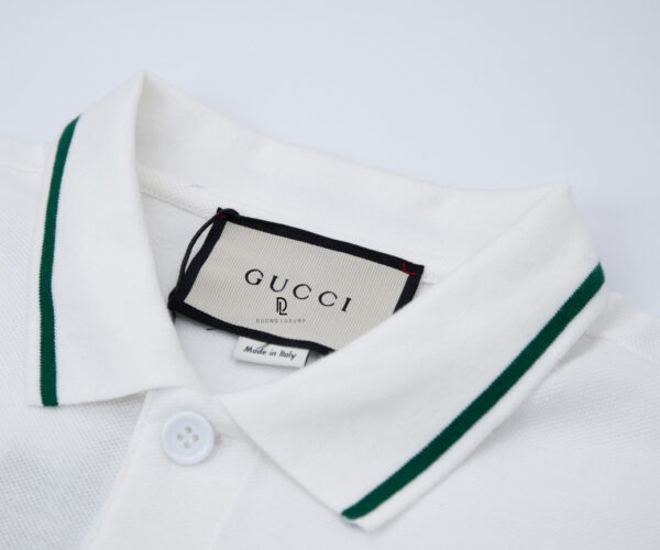 Áo Polo nam Gucci màu trắng họa tiết tag ngang